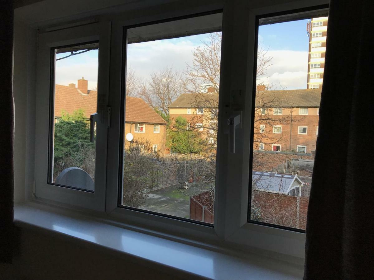 Cozy Apartment In Stratford From 18 Minutes To Central Лондон Екстериор снимка